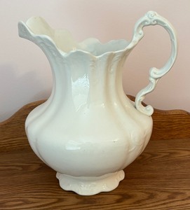 lot 47 image: Vintage Homer Laughlin Pitcher and Basin