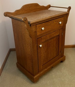 lot 8 image: Vintage Oak Commode