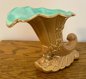 lot 84 image: Vintage Redwing Pottery Cornucopia Vase