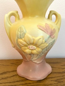 lot 89 image: Vintage Hull Pottery Magnolia Vase