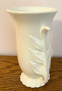 lot 100 image: Vintage Redwing Pottery Vase