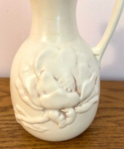 lot 102 image: Vintage Redwing Pottery Magnolia Pitcher