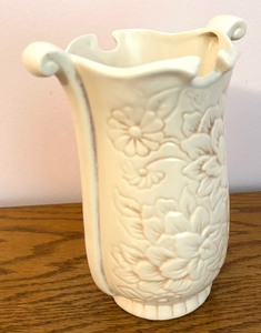 lot 103 image: Marvelous Vintage Redwing Magnolia Vase