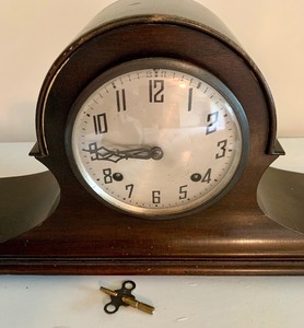 lot 50 image: Beautiful Vintage New Haven Mantle Clock, with Key