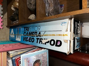 lot 279 image: TRI81109 CameraVideo Tripod