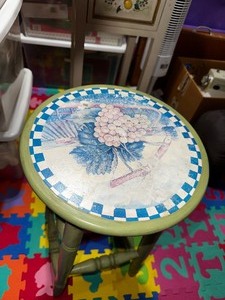 lot 309 image: Hand Painted Country Style Wooden Round Stool