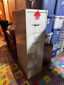 lot 318 image: Four Drawer Filing File Cabinet