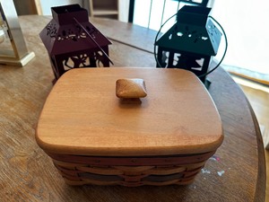 lot 106 image: Longaberger Basket With Lid And Two Tea Light Candles Holders