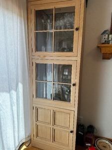 lot 183 image: Wood And Glass Hutch 26.5 x 18 x 81