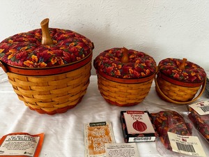 lot 6 image: 1996 Longaberger Baskets Pumpkin Baskets With Pumpkin Liners And Matching Pumpkin Foliage Lids