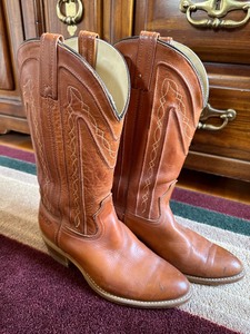 lot 83 image: Womens Dingo Boots Size 8.5