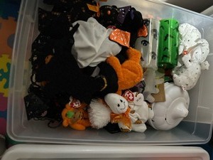 lot 293 image: Bin 4 of Halloween Decorations