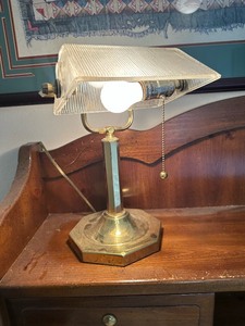 lot 63 image: Vintage Dynasty Classics Reading Lamp