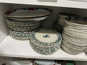 lot 203 image: Folk Craft North Country by Tienshan Holiday Dish Set