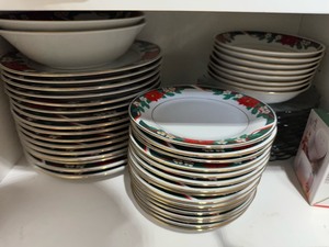 lot 204 image: Deck The Halls Fine China by Tienshan Holiday Dish Set