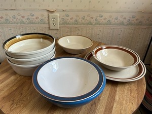 lot 156 image: Mikasa Potters Art Bowls  Other Misc Bowls