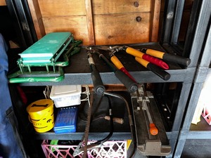 lot 452 image: Two Shelves Of Miscellaneous GardenYard Tools