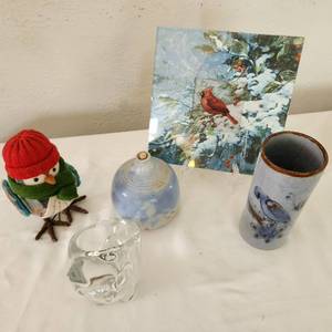 lot 21 image: Assorted Bird Themed Glass And Picture Pieces.