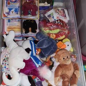 lot 333 image: Bin Of Beanie Babys.