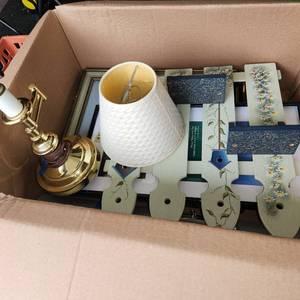 lot 429 image: Assorted Home Dcor, Brass Table Lamp, Pictures And Wall Hangings.