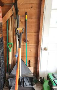 lot 432 image: Assorted Lawn And Garden Tools.