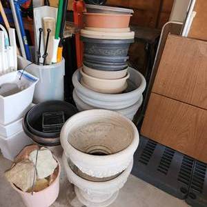 lot 436 image: Lot Of Planters.