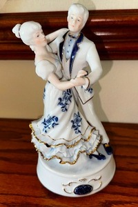 lot 22 image: Vintage Victorian Dancing Porcelain Musical Figurine Music Box