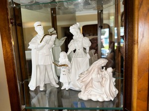lot 27 image: Vintage Lenox 1991 White Bisque With Gold Trim Carolers Figurine Set with Box