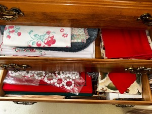 lot 42 image: Assorted Vintage Table ClothsPlacemats