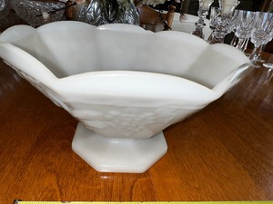 lot 46 image: Vintage Harvest Grape Milk Glass Colony Dish