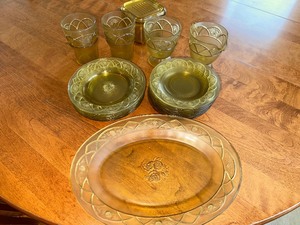 lot 44 image: Federal Yellow Depression Glass Rosemary Dutch Rose Berry Set