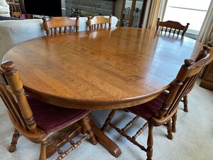 lot 13 image: Vintage Wood Dining Table in Beautiful Condition Includes 6 Chairs And 3 Leaves
