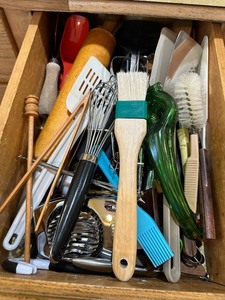 lot 85 image: Drawer Full of Misc Utinsels, Knives, Slicers, Etc