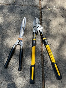 lot 304 image: Yardworks Ratcheting Bypass Lopper with Telescoping Handles