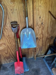 lot 306 image: Lot of Misc Shovels