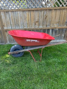 lot 322 image: True Temper 5 cu. ft Wheel Barrow
