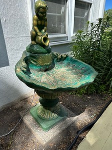 lot 332 image: Large Garden Bird Bath with Fountain 44in Tall x 24in Round