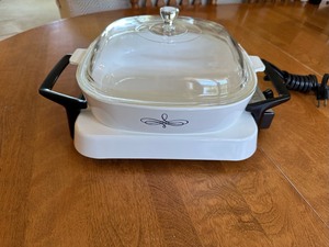 lot 67 image: Vintage Corningware Electromatic Trefoil Skillet