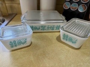 lot 78 image: Vintage PYREX Amish Butterprint Refrigerator Storage Dishes
