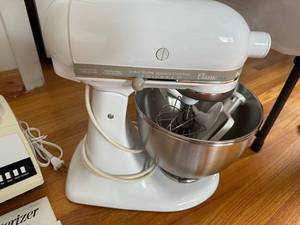lot 121 image: Like New KitchenAid Stand Mixer And Osterizer Blender With Pouring Shield