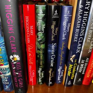 lot 200 image: Large Collection Of Mary Higgins Mystery Books
