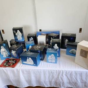 lot 123 image: Vintage Avon Nativity Set