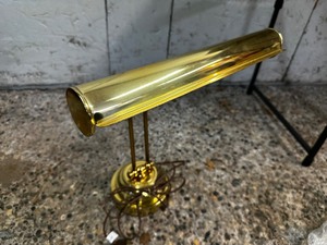 lot 363 image: Vintage Brass Colored Lamp