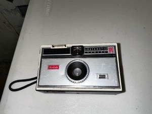 lot 378 image: Vintage Kodak Instamatic Camera 100