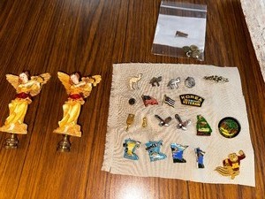 lot 387 image: Miscellaneous Pins, Jewelry, And Decorative Items