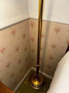 lot 142 image: Vintage Solid Brass Floor Lamp