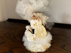 lot 132 image: Vintage Wedding Topper