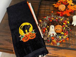lot 134 image: Lot of Halloween Decoration