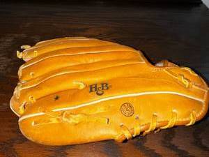 lot 145 image: Louisville Slugger Left Hand Baseball Mitt