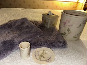 lot 184 image: Bathroom Accessories